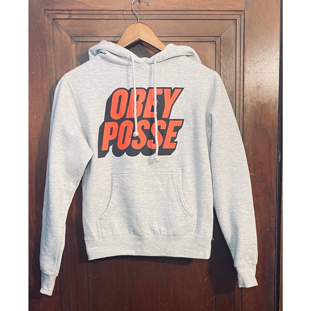 Xs obey pose huddie.